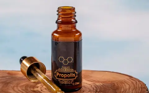 Propolis w kroplach, idealny do stosowania na jelita. Zobacz, jak stosować propolis na jelita dla lepszego samopoczucia.