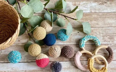 Hermosos sonajeros y mordedores de crochet para bebes, hechos a mano con hilos de algodón y aros de madera.