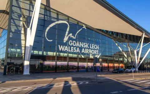Nowoczesny budynek lotniska im. Lecha Wałęsy w Gdańsku. Stąd wyruszysz w podróż, szukając tanich lotów z Gdańska gdziekolwiek.