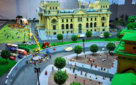 Miniaturowy Berlin z klocków: Reichstag, Mur Berliński i tłumy ludzi. Wspaniałe berlin atrakcje dla dzieci do odkrycia!