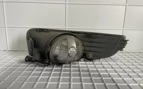 Reflektor przeciwmgielny Skoda Superb 2, gotowy do wymiany żarówki.
