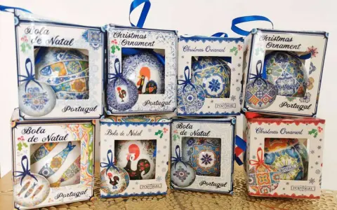 Co kupić w Portugalii? Piękne bombki choinkowe "Bola de Natal" z motywami azulejos, koguta i ryb.