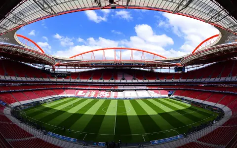 Stadion Estádio da Luz w Lizbonie, gotowy na emocje, kiedy mecze Ligi Mistrzów 2020.