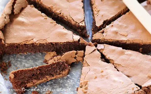 Fetta di torta tenerina Bimby, cioccolatosa e umida, con una crosticina croccante. Perfetta per ogni occasione.