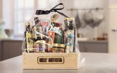 En vacker korg till present fylld med italienska delikatesser som olivolja och balsamvinäger. Perfekt för matälskaren.
