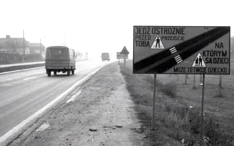 Znak na gierkówce ostrzega: "Jedź ostrożnie przed tobą przejście, na którym są dzieci. Może to twoje dziecko".