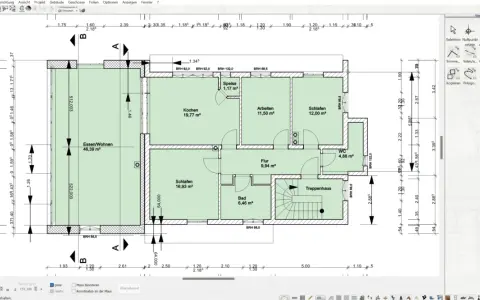 Bauzeichnung Grundriss eines Hauses mit Räumen wie Essen/Wohnen, Kochen, Schlafen, Bad, WC, Flur und Treppenhaus.