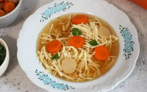Aromatyczny rosół z kaczki z makaronem, marchewką i natką pietruszki. Idealny na chłodne dni.