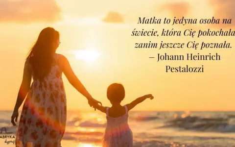 Matka z dzieckiem trzymają się za ręce na plaży o zachodzie słońca.