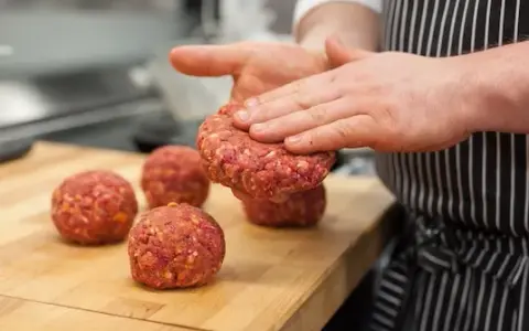Twój idealny burger: Jak przygotować soczyste mięso krok po kroku?