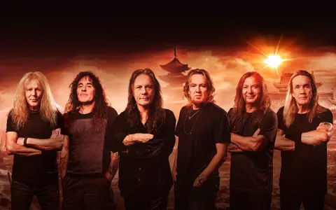Les membres de Iron Maiden posent devant un paysage asiatique au coucher du soleil.