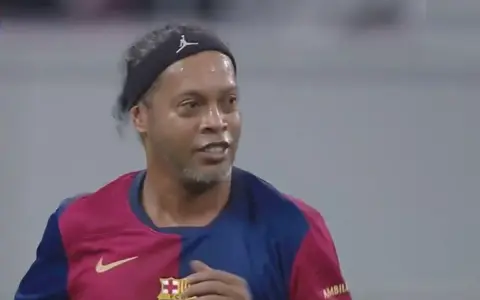 Ronaldinho w koszulce Barcelony, z opaską na głowie. Wszyscy fani zastanawiają się, czy Ronaldinho żyje, a on wciąż gra w piłkę!