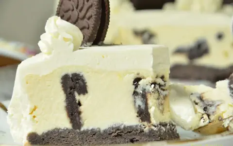 Pyszny sernik Oreo z kawałkami ciastek, idealny na deser. Ten sernik Oreo przepis to strzał w dziesiątkę!