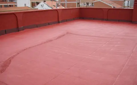 Tejado con acabado rojo, recién aplicado un slurry que es una capa protectora.
