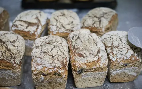Świeżo upieczone bochenki chleba, idealne na domowy przepis. Ich chrupiąca skórka i miękki środek zachęcają do spróbowania.