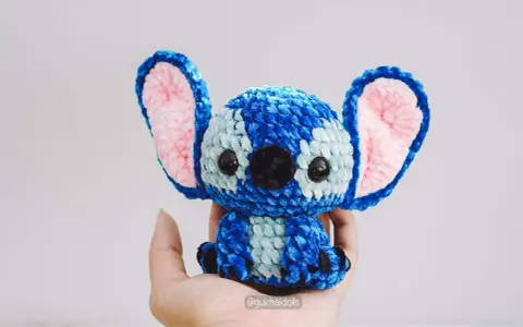 Amigurumi de Stitch con orejas rosas, ¡un adorable **stitch amigurumi patron gratis en español** para tejer!