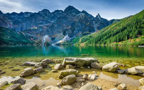 Morskie Oko, jedno z najpiękniejszych miejsc w Polsce na weekend, zachwyca krystalicznie czystą wodą i majestatycznymi Tatrami.