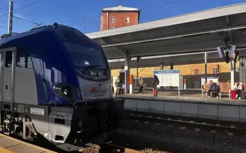 Pociąg PKP Intercity na stacji Szczecin Główny. Ludzie czekają na peronie, gotowi do podróży.