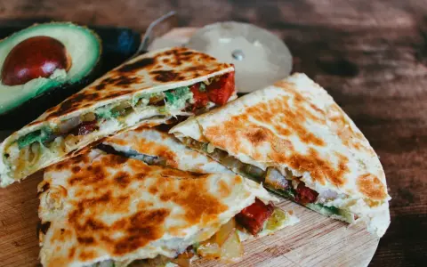 Krispiga quesadillas med avokado och fyllning, perfekt som supergod fredagsmat.