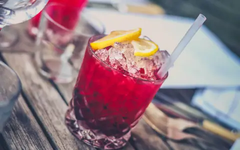 Najlepsze drinki z grenadiną: proste przepisy na letnie wieczory