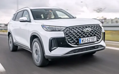 Biały Chery Tiggo 8 w ruchu drogowym. Sprawdź atrakcyjną chery tiggo 8 cena i wybierz swój nowy SUV.