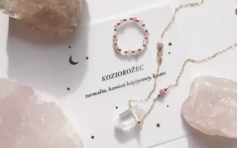 Delikatna biżuteria z kryształem i różowymi kamieniami, idealna dla Koziorożca. Czy to onyks dla jakiego znaku zodiaku?