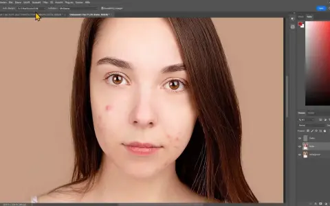 Portrait d'une jeune femme avec des imperfections cutanées, en cours de retouche dans Photoshop.