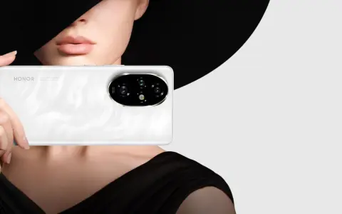 Primo piano di un telefono Honor bianco con un'elegante donna sullo sfondo, che evoca un effetto ritratto foto.