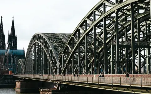 Most Hohenzollernbrücke w Kolonii, z widocznym w tle Kölner Dom. Most jest pełen kłódek miłości.