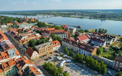 Urokliwe miasteczko nad Wisłą, idealne na jednodniową wycieczkę. Atrakcje turystyczne 100 km od Płocka czekają!