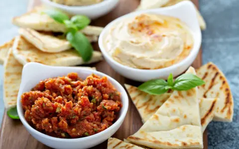 Leckeres Tomatendip Rezept mit Hummus und Fladenbrot. Perfekt zum Dippen und Genießen.