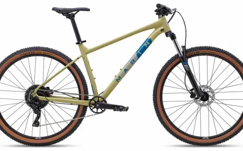 Beżowy rower trailowy Marin z brązowymi oponami WTB Trail Boss gotowy na podbój górskich ścieżek.