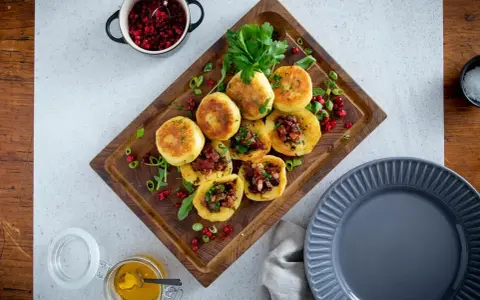 Kroppkakor recept: Gyllene kroppkakor fyllda med fläsk och serverade med lingon. En klassisk svensk rätt.
