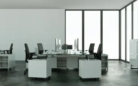 Nowoczesne biuro z przeszklonymi ścianami i ergonomicznymi stanowiskami pracy. Inspiracja, jak urządzić biuro, by było funkcjonalne i estetyczne.