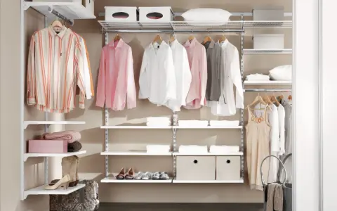 Clevere kleine Ankleidezimmer Ideen: Hemden, Kleider, Schuhe und Boxen ordentlich verstaut.