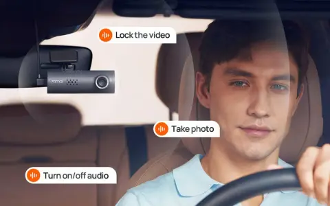 Kierowca korzysta z 70mai komendy głosowe: "Lock the video", "Take photo", "Turn on/off audio".