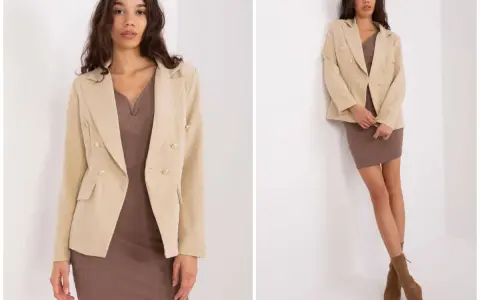 Elegancka sukienka i beżowa marynarka tworzą stylową stylizację. Modelka prezentuje zestaw w dwóch ujęciach.