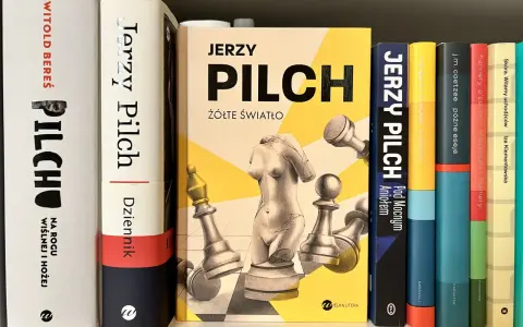 Książki Jerzego Pilcha, w tym "Żółte światło" z motywem szachowym i rzeźbą, przypominają o bezpowrotnie utraconej leworęczności.