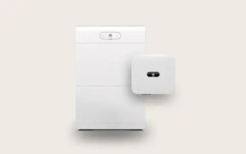 Två vita enheter, en stor batterienhet och en mindre växelriktare, från Huawei SUN2000-serien står bredvid varandra mot en ljus bakgrund.