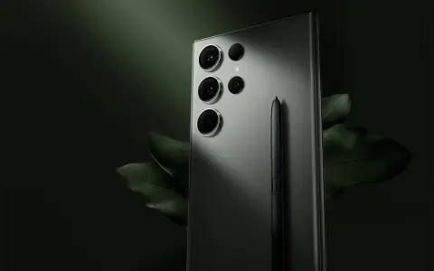 Elegancki samsung s23 aparat z piórkiem S Pen, otoczony ciemnozielonymi liśćmi.