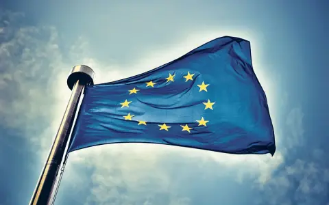 Jak wygląda flaga Unii Europejskiej? Odkryj jej symbolikę i historię