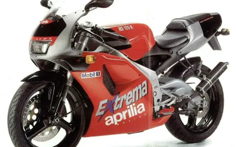 Czerwona Aprilia RS 125 Extrema, gotowa do osiągnięcia v-max.