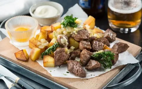 Biff Rydberg-inspirerad rätt med tärnad biff, stekt potatis och lök. Perfekt för ett mysigt middagsrecept.