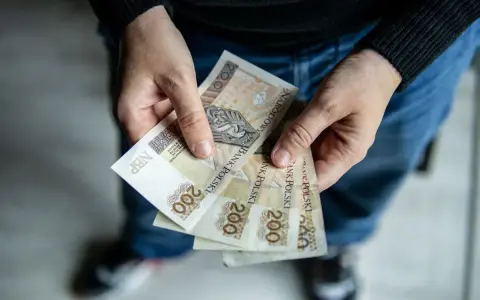 Dłonie trzymają banknoty 200 zł. Czy to odpowiedź na pytanie: 800 plus dla kogo?