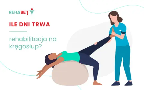 Rehabilitacja kręgosłupa lędźwiowego: fizjoterapeuta pomaga pacjentce w ćwiczeniach na piłce.