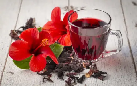 Herbata z hibiskusa: Parzenie, właściwości i przepisy na każdą porę