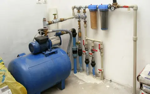 System hydroforni z pompą, zbiornikiem i filtrami wody.