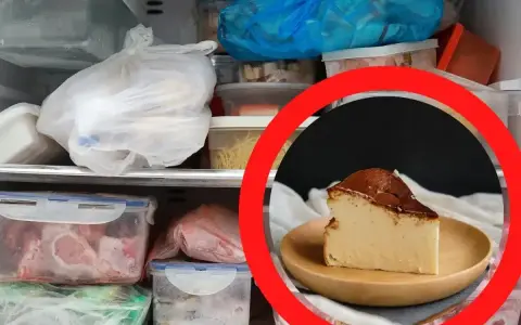 Kawałek pysznego sernika na talerzyku, otoczony mrożonkami. Czy sernik można zamrozić? Tak, i wygląda świetnie!