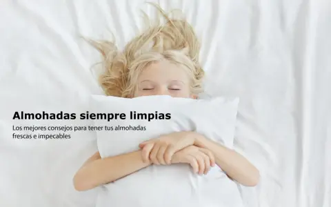 Niña rubia duerme abrazada a una almohada blanca. Consejos sobre como lavar almohadas para que estén frescas e impecables.