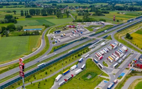Gdzie zjeść przy autostradzie A2? Najlepsze miejsca na trasie